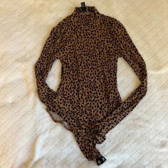 🔵 Forever 21 Cheetah Print Bodysuit - Picture 2 of 3